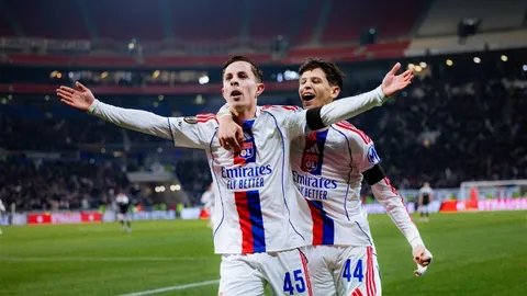 奥莫罗迪翁倒钩首开纪录，罗马半场1-0领先波尔图，迪巴拉两球反超逆转战局